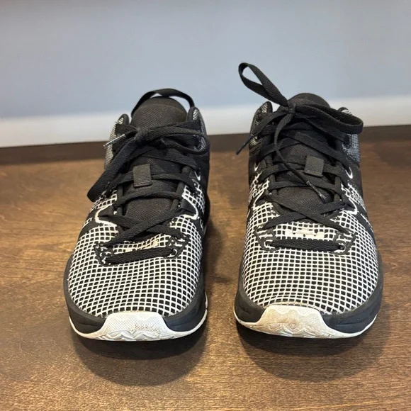 Nike LeBron Basketball Shoes - Picture 3 of 12